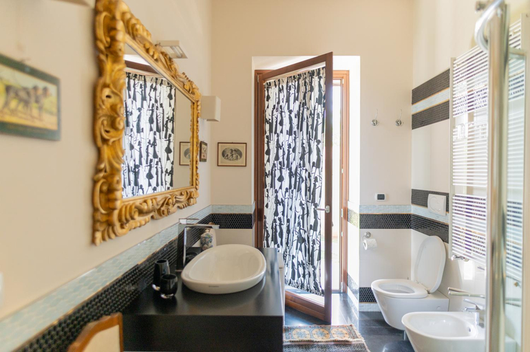 Bathroom 2, Villa Luisa, Bari