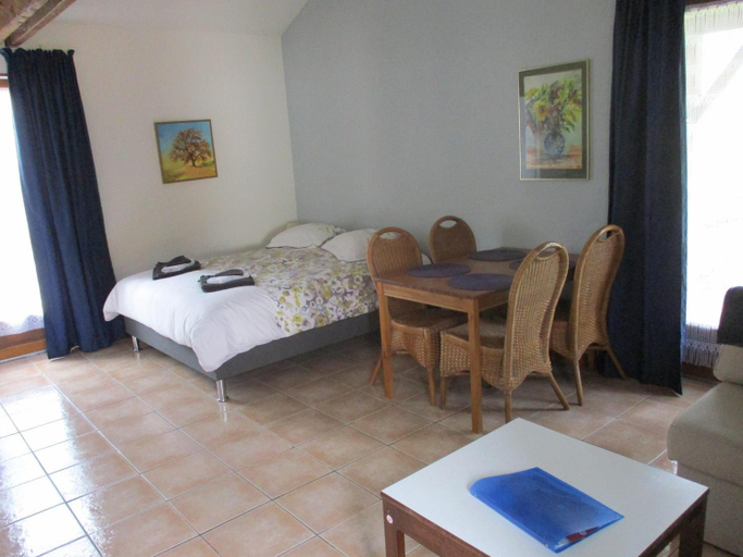 Bedroom 2, Cozy Cottage Retreat in Vezac, Dordogne