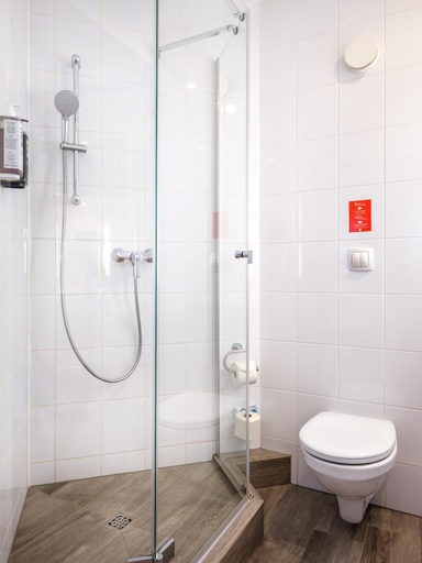 Bathroom 5, ibis Krakow Centrum, Kraków City
