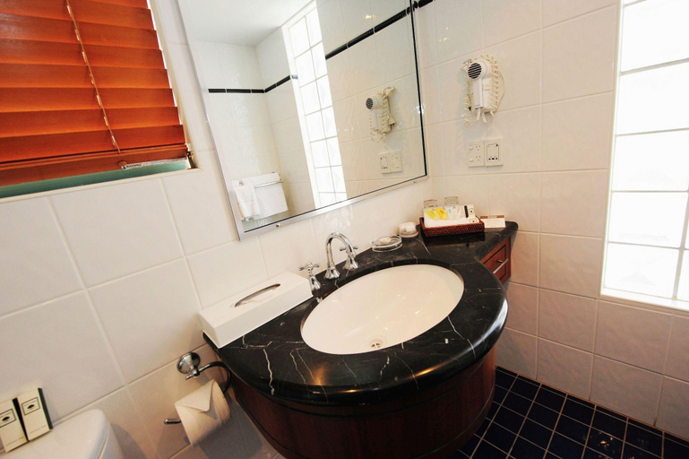 Bathroom 4, Gladstone Capricorn Apartments, Gladstone