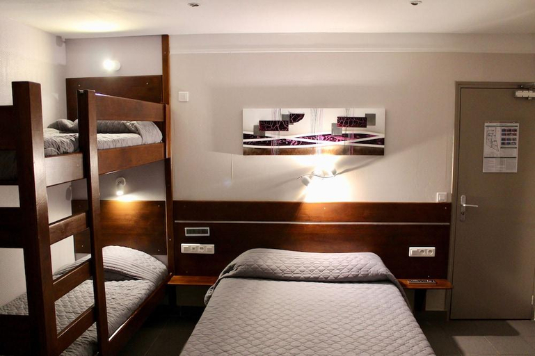 Bedroom 2, Hotel des Pyrenees, Paris