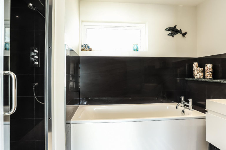 Bathroom 4, Tides - Beach Front Apartment in Bracklesham Bay, West Sussex