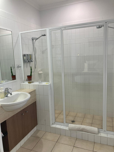 Bathroom 2, Gecko Lodge Kalbarri, Northampton