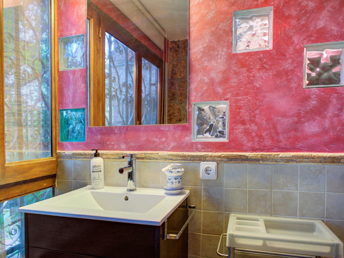 Bathroom 4, Flat in Galapagar with Spa and Mountain Views, Madrid
