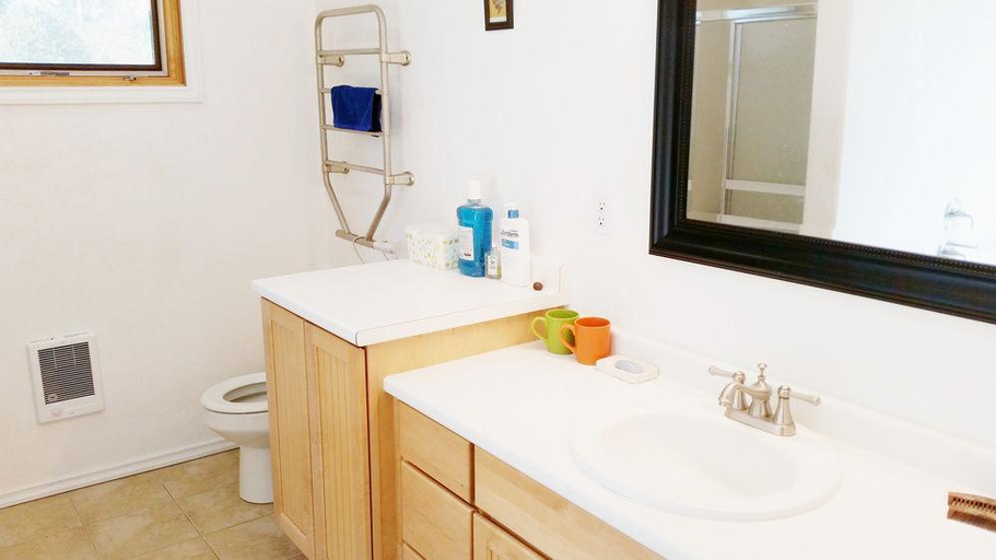 Bathroom 3, Arky's B&B, Del Norte