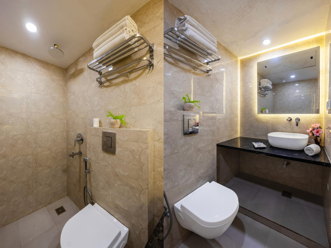 Bathroom 5, Hotel Guru Preet- New Delhi Railway Station, Delhi