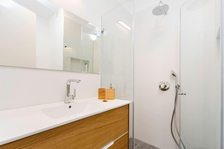 Bathroom 3, Modern 2BR Apt w Private Parking in City Center