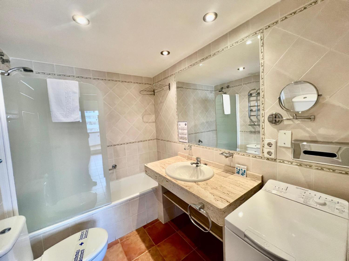 Bathroom 4, Apartment with sea views in Benalbeach, Málaga