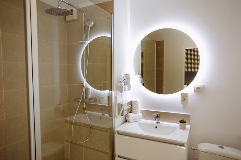 Bathroom 5, Clarion Aparthotel Toulouse Le Parc de l’Escale, Haute-Garonne