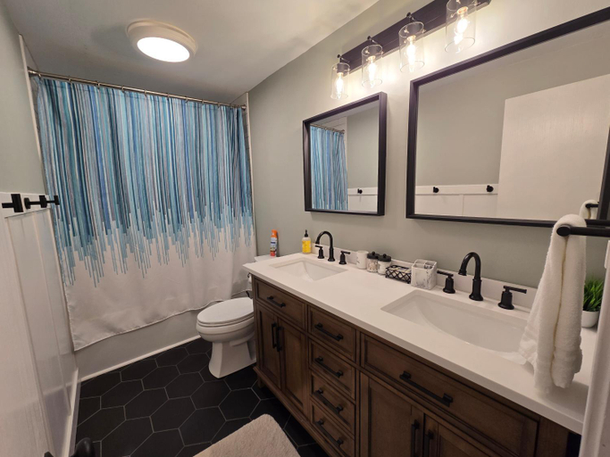 Bathroom, CUTE AND COZY DECK SUITE, Allegheny