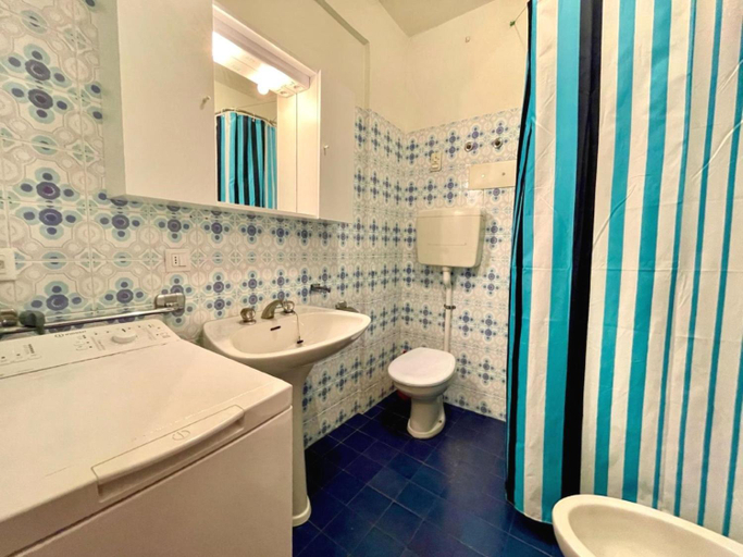 4, Cozy Apartment With Terrace, Venezia