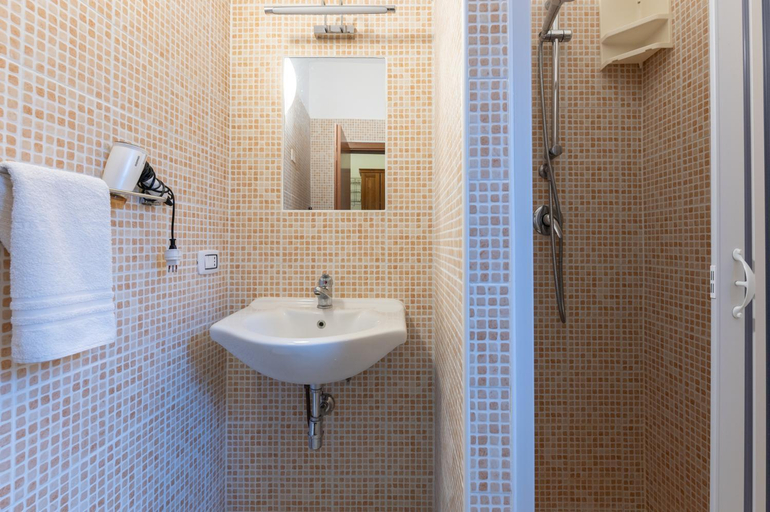 Bathroom 4, Casal del Borgo, Brindisi