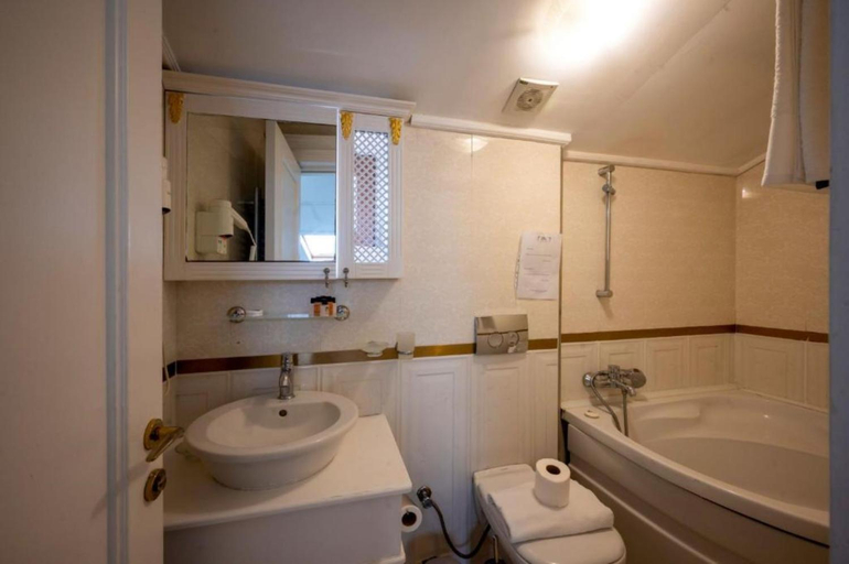 Bathroom 3, Villa Paradiso, Fatih