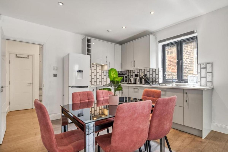 Others 4, Spacious & Bright 2 Bed 2 Bath, London