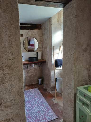 Bathroom 2, Chambre entree independante dans tour du 15eme siecle, Indre