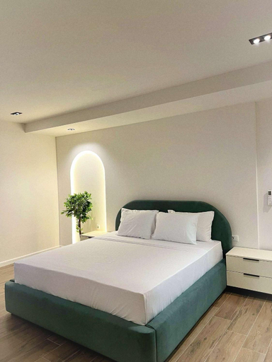 Bedroom 2, Donna