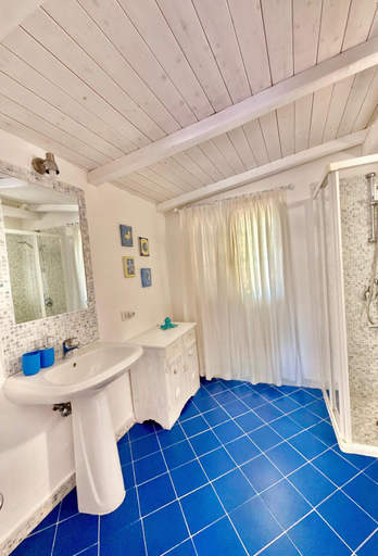 Bathroom 3, Dependance in Villa, Latina