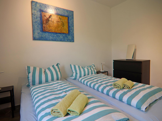 Bedroom 2, Haus am Gardersee mit Garten, Rostock