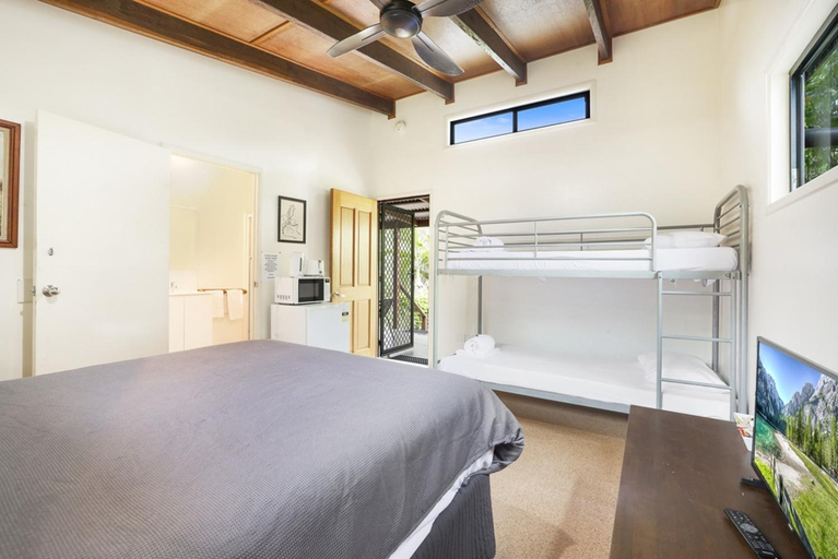 Bedroom 4, 1770 Southern Cross Backpackers, Miriam Vale