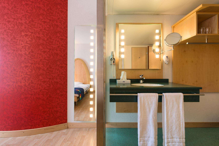 Bathroom 4, B&B Hotel Lully 3 Lakes, La Broye