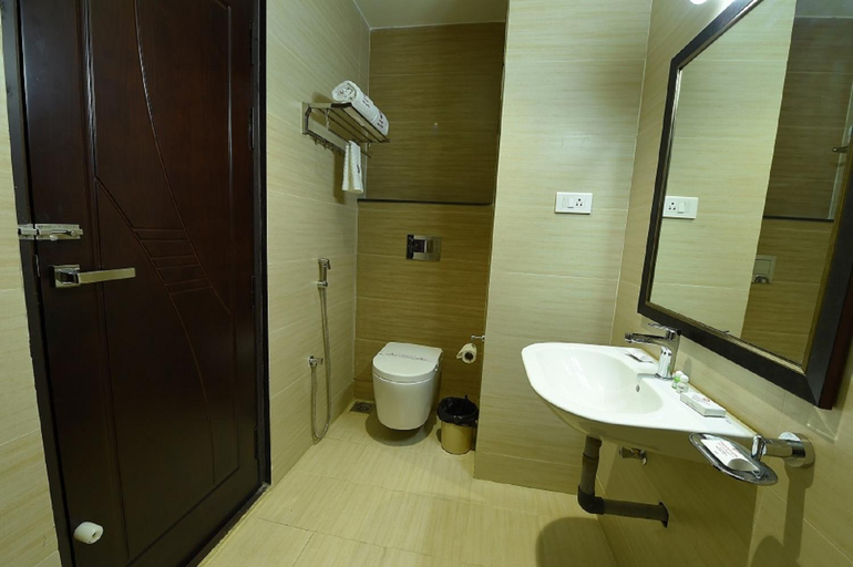 Bathroom 4, Mayas Kem Pride Hotel, Tiruchirappalli