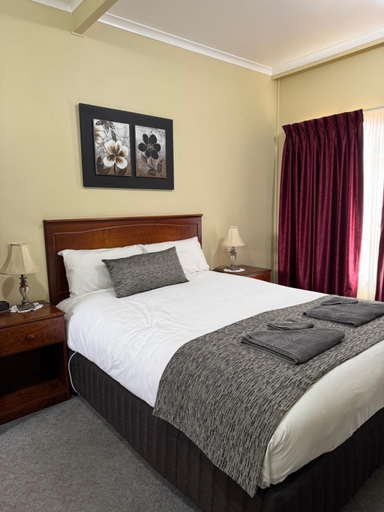 Bedroom 2, Oasis Motor Inn, Broken Hill