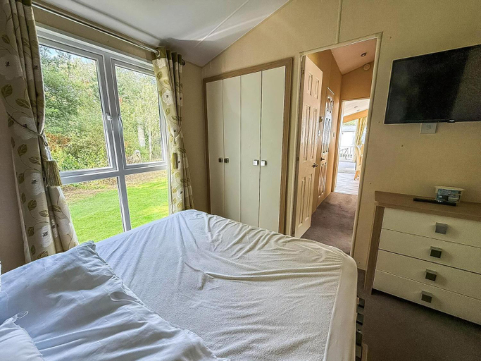 Bedroom 2, Spacious 4 Berth Lodge With Wi-Fi Decking At Broadland Sands Ref 20055Sv, Suffolk