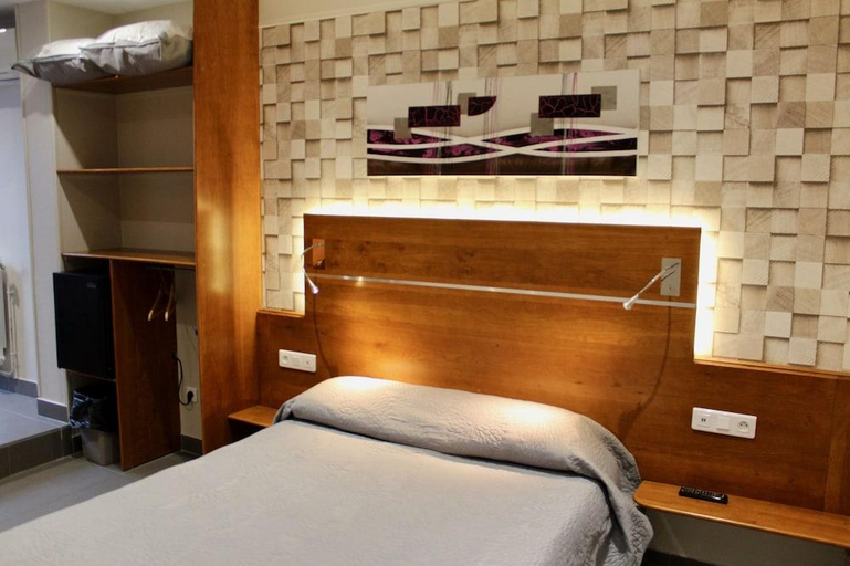 Bedroom 3, Hotel des Pyrenees, Paris