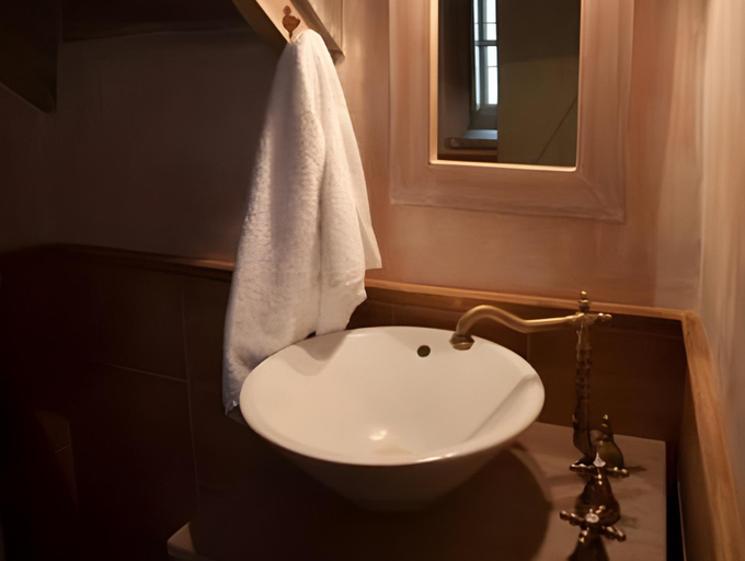 Bathroom 2, Astra Inn, Epirus