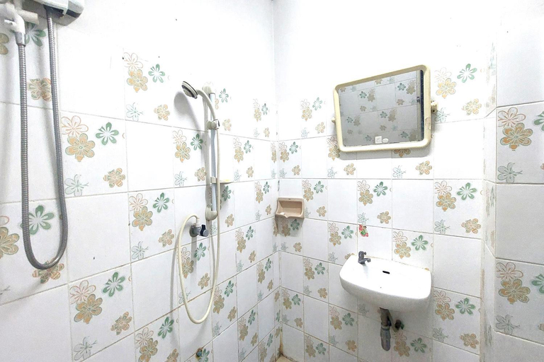 Bathroom 2, Sukhum Sukhumvit-Onnut Guest House, Phra Khanong