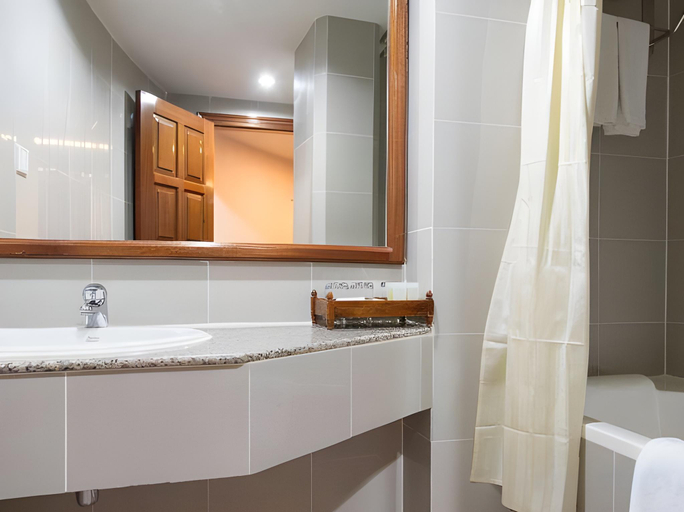 Bathroom 4, Pacific Hotel, Phnom Penh