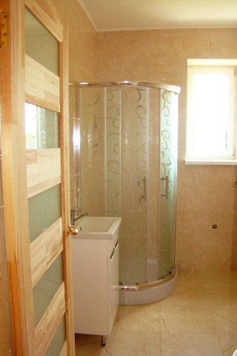 Bathroom, дом с аистом, Brovars'kyi