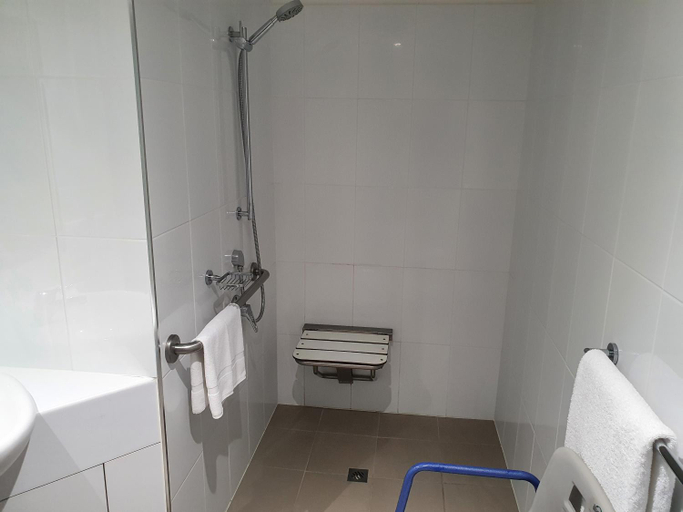 Bathroom 3, Macrossan House Boutique Holiday Apartments, Douglas