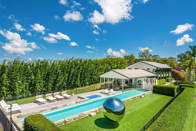Sport & Beauty, Villa St Helena - grand 7 BR estate with 25m pool, Byron