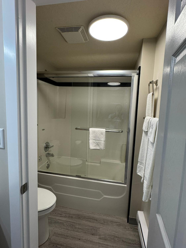 Bathroom 4, Western Budget Motel Leduc 3, Division No. 11