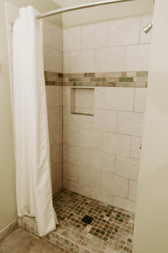 Bathroom 4, Adventure Inn, Saint Louis