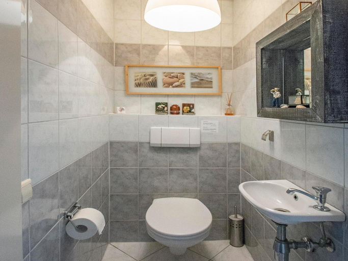 Bathroom 3, Strandslag 107 apartment by the beach, Den Helder