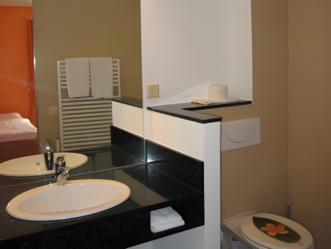 Bathroom 4, Albergo Croce Bianca, Bernina