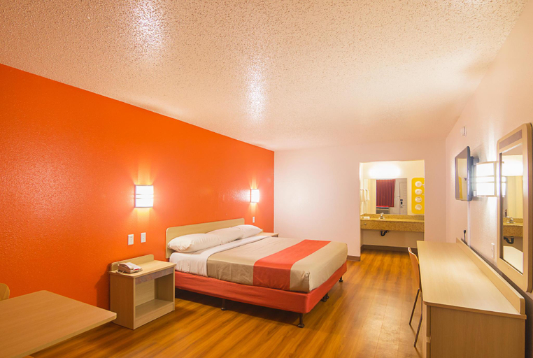 Bedroom 4, Motel 6 Owensboro, Daviess