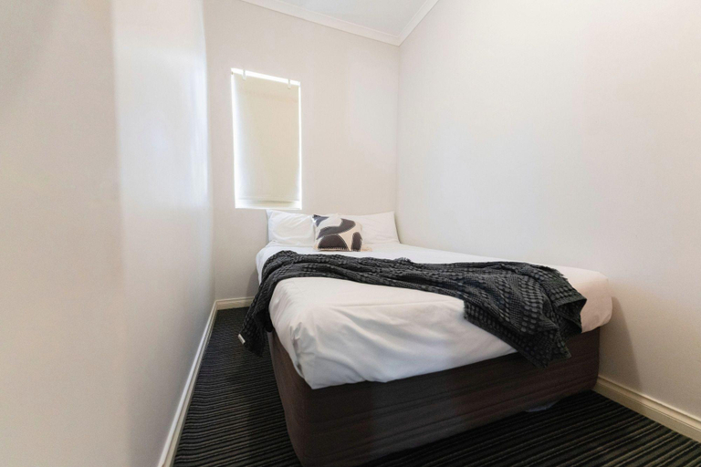 Bedroom 2, Highway 1 Caravan and Tourist Park, Adelaide