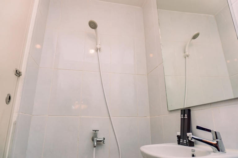 Bathroom 5, Nice And Comfort Studio Apartment At Tokyo Riverside Pik 2, Jakarta Utara