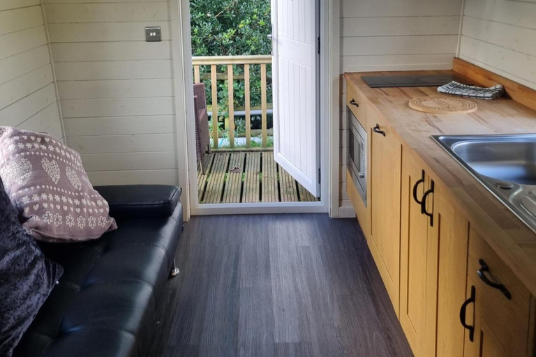 Others 5, Glamping Hut - Sleeps 2, hot tub & Parking, Powys