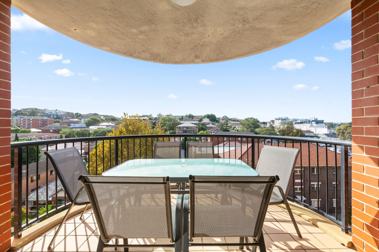 Outdoor dining, Spacious 3-bed With Alfresco Dining by Amenities, Sydney