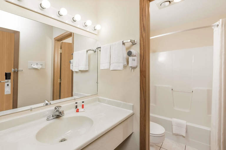 Bathroom, Days Inn by Wyndham Atlantic, Cass