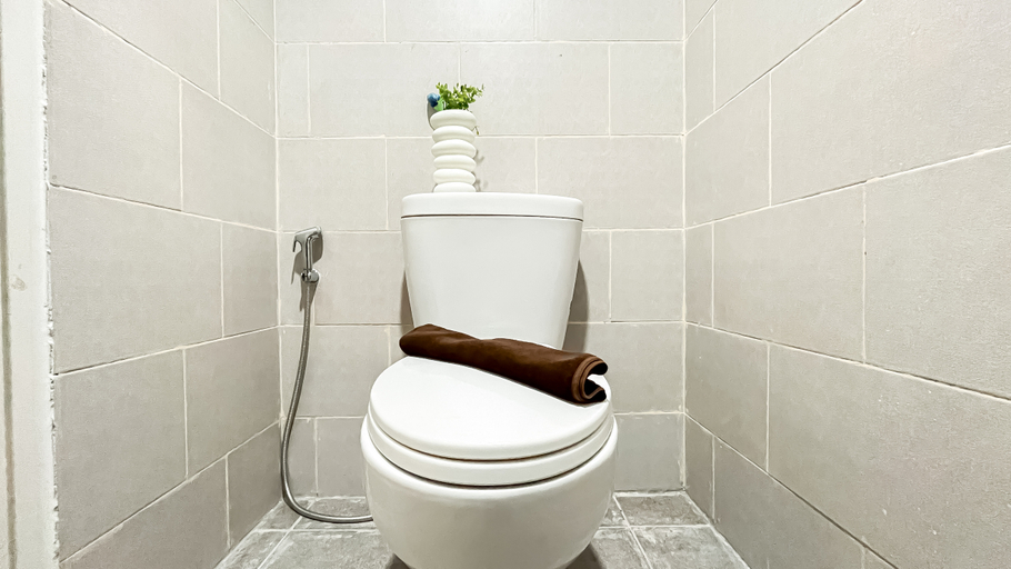 Bathroom 5, Blue Accent Studio at Samesta Mahata Serpong Apartment By Travelio, Tangerang Selatan