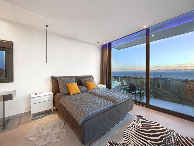 5, Villa in Marbella with Private Heated Pool, Málaga