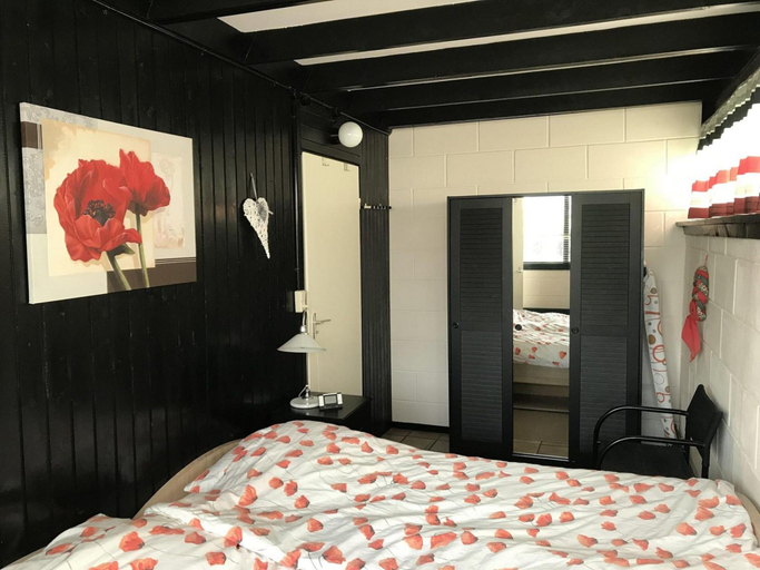 Room 4, Bungalow in Wildrijk With Fenced Garden, Zijpe