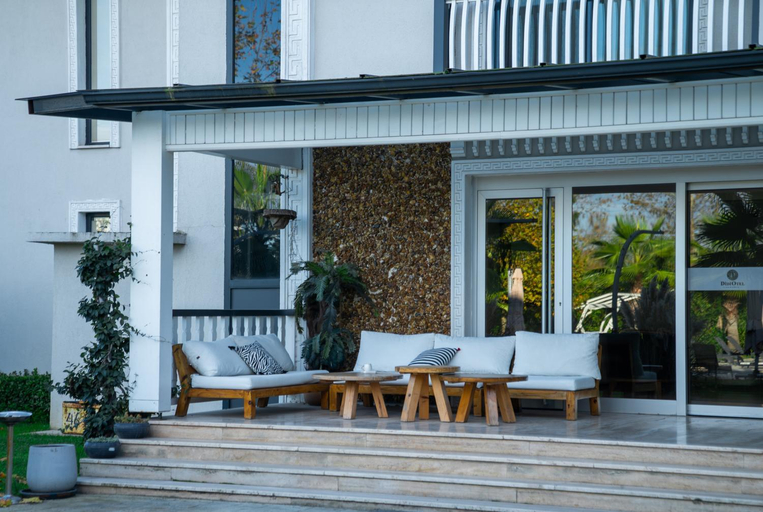Exterior & Views
