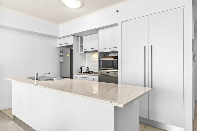 Private kitchen 4, 1-bed Brisbane Apt With Pool & Gym, Brisbane