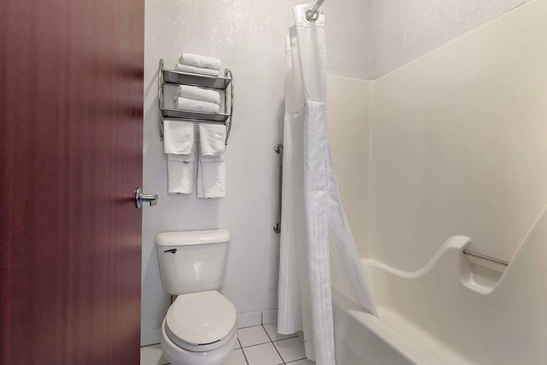 Bathroom 4, Best Western Sycamore Inn, De Kalb